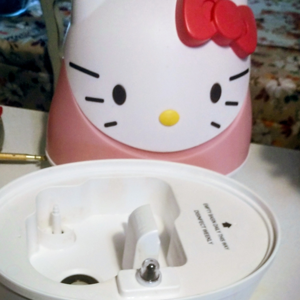 Hello Kitty Crane Humidifier - Picture 2 of 4